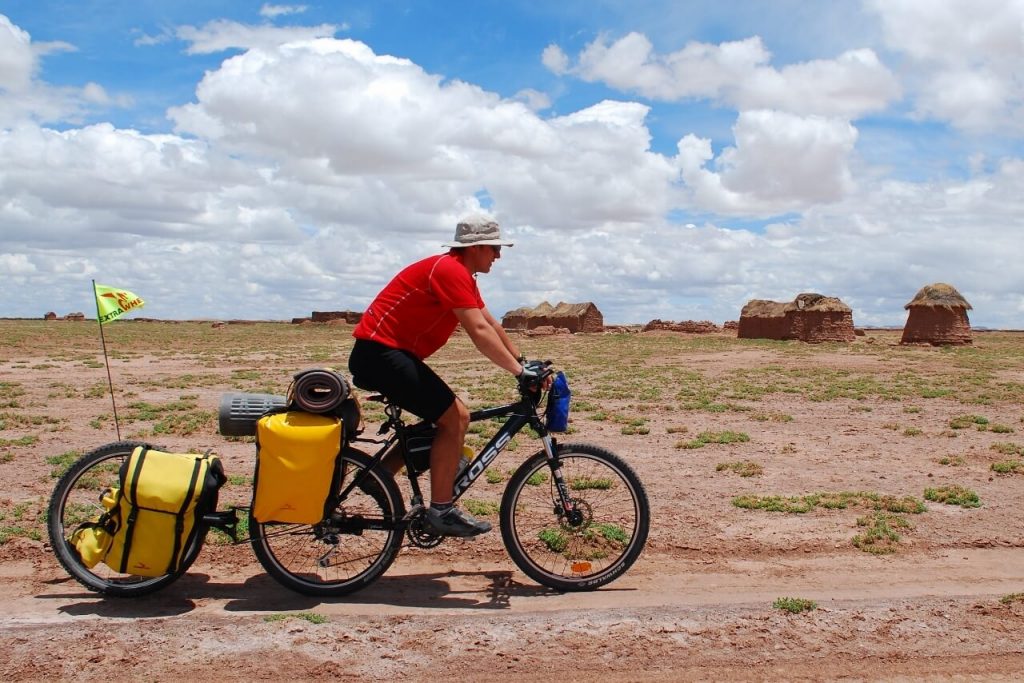 Viajar en bicicleta: ¿alforjas o remolque?